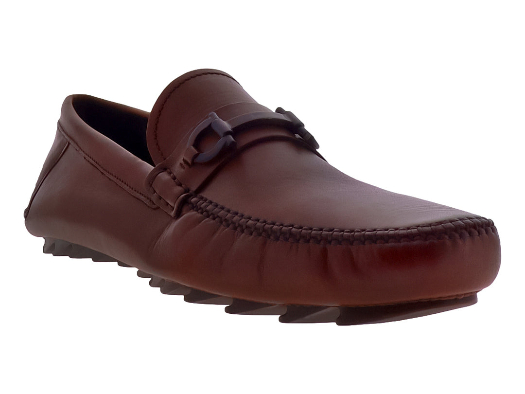 Zapato mocasín de cuero color granate con detalle de hebilla y suela cómoda para hombre.