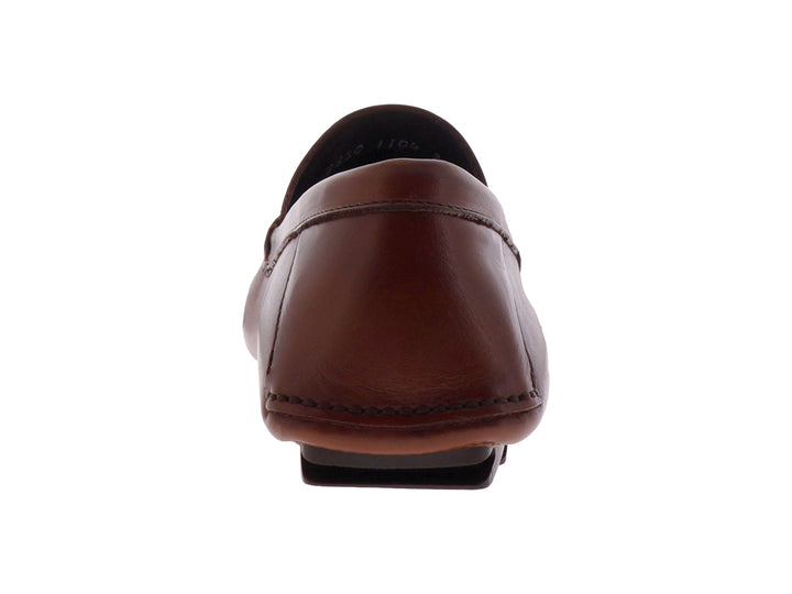 Zapato mocasín de cuero color granate con detalle de hebilla y suela cómoda para hombre.