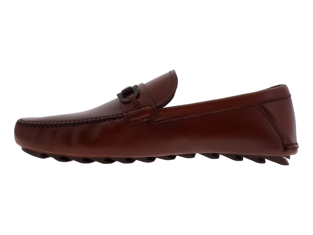 Zapato mocasín de cuero color granate con detalle de hebilla y suela cómoda para hombre.