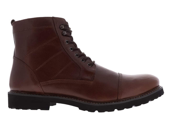 Bota de cuero color marrón con suela negra dentada y cordones.