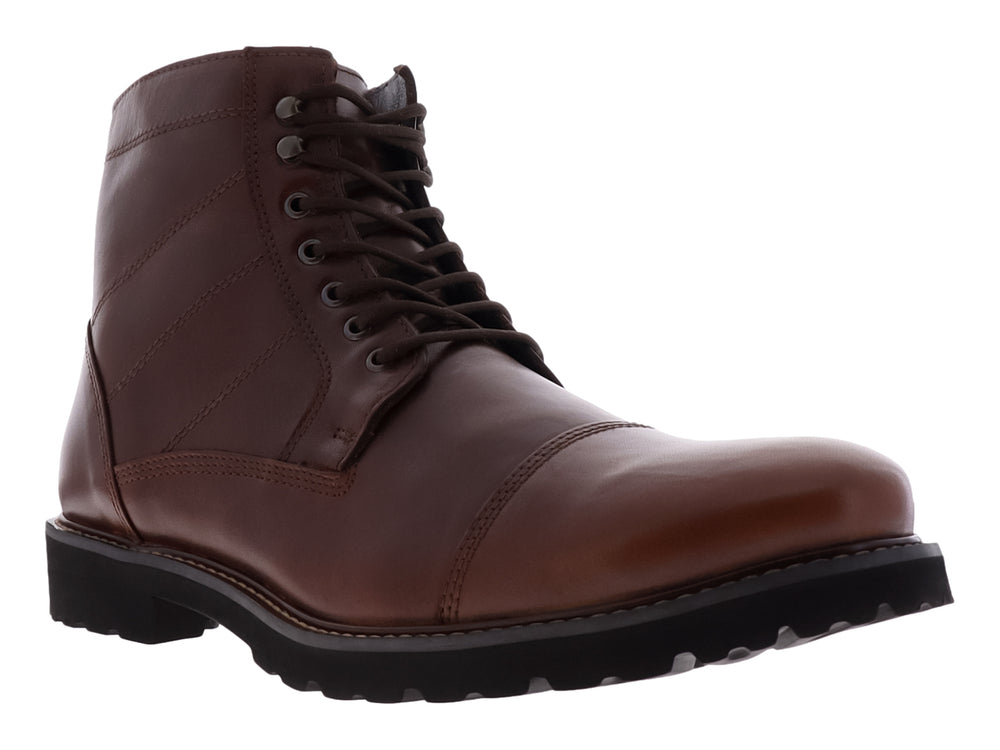 Bota de cuero color marrón con suela negra dentada y cordones.