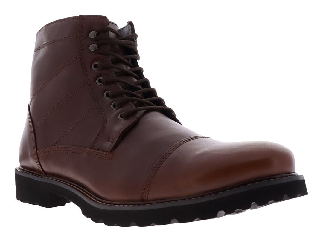 Bota de cuero color marrón con suela negra dentada y cordones.