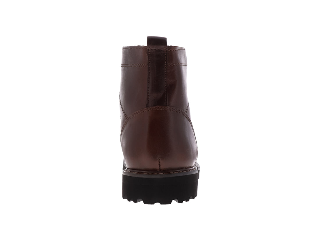 Bota de cuero color marrón con suela negra dentada y cordones.