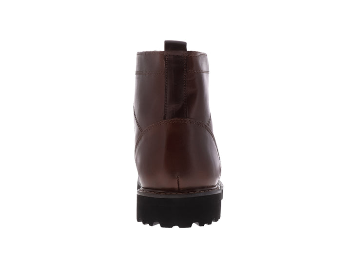 Bota de cuero color marrón con suela negra dentada y cordones.
