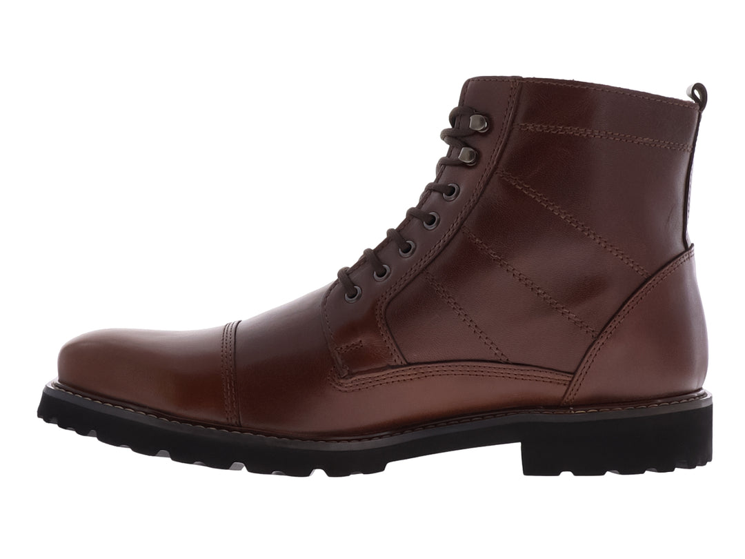 Bota de cuero color marrón con suela negra dentada y cordones.