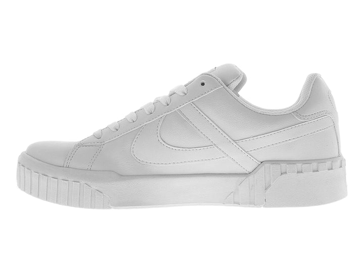 Tenis blancos PANAM con suela de plataforma gruesa y acanalada.