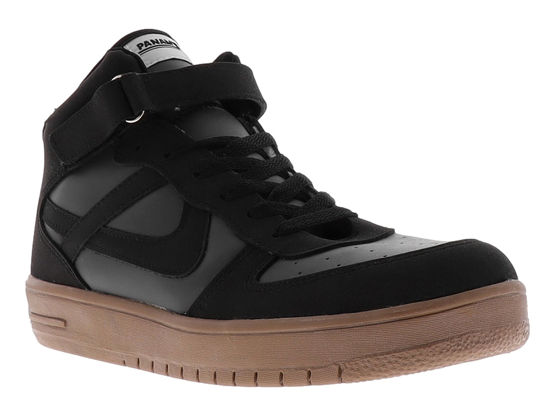 Tenis PANAM color negro con suela café, cordones y correa ajustable en el tobillo.