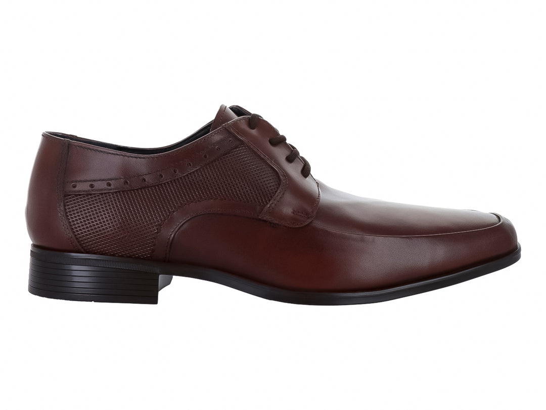 Zapato formal Gino Cherruti color caoba con detalles perforados en el costado y suela negra.