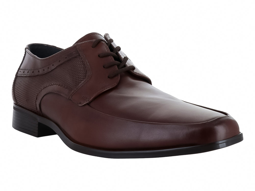 Zapato formal Gino Cherruti color caoba con detalles perforados en el costado y suela negra.