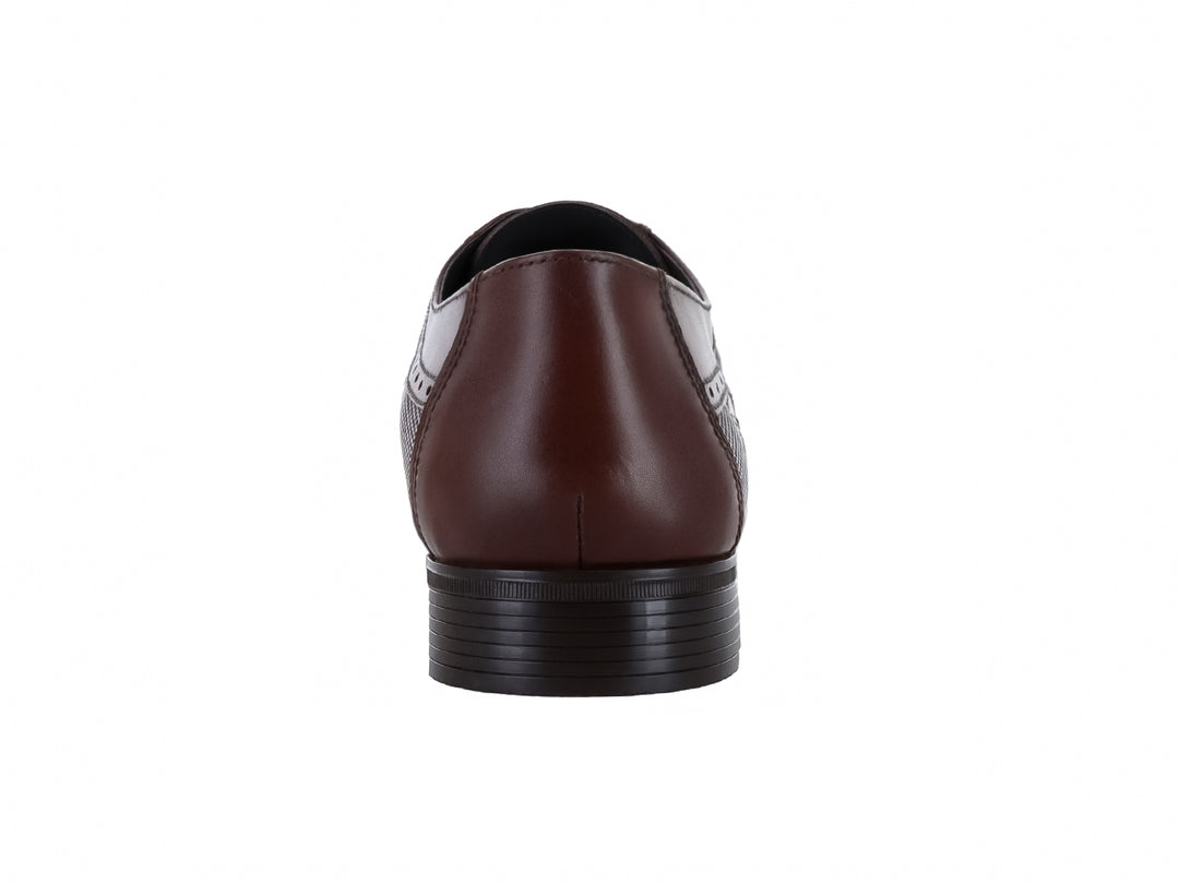 Zapato formal Gino Cherruti color caoba con detalles perforados en el costado y suela negra.