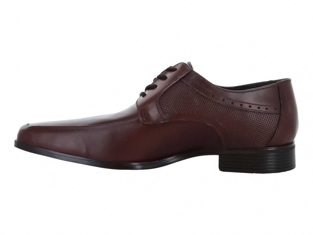 Zapato formal Gino Cherruti color caoba con detalles perforados en el costado y suela negra.