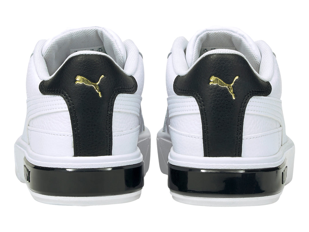 Tenis PUMA Cali Star color blanco con detalles negros en el talón y la suela.