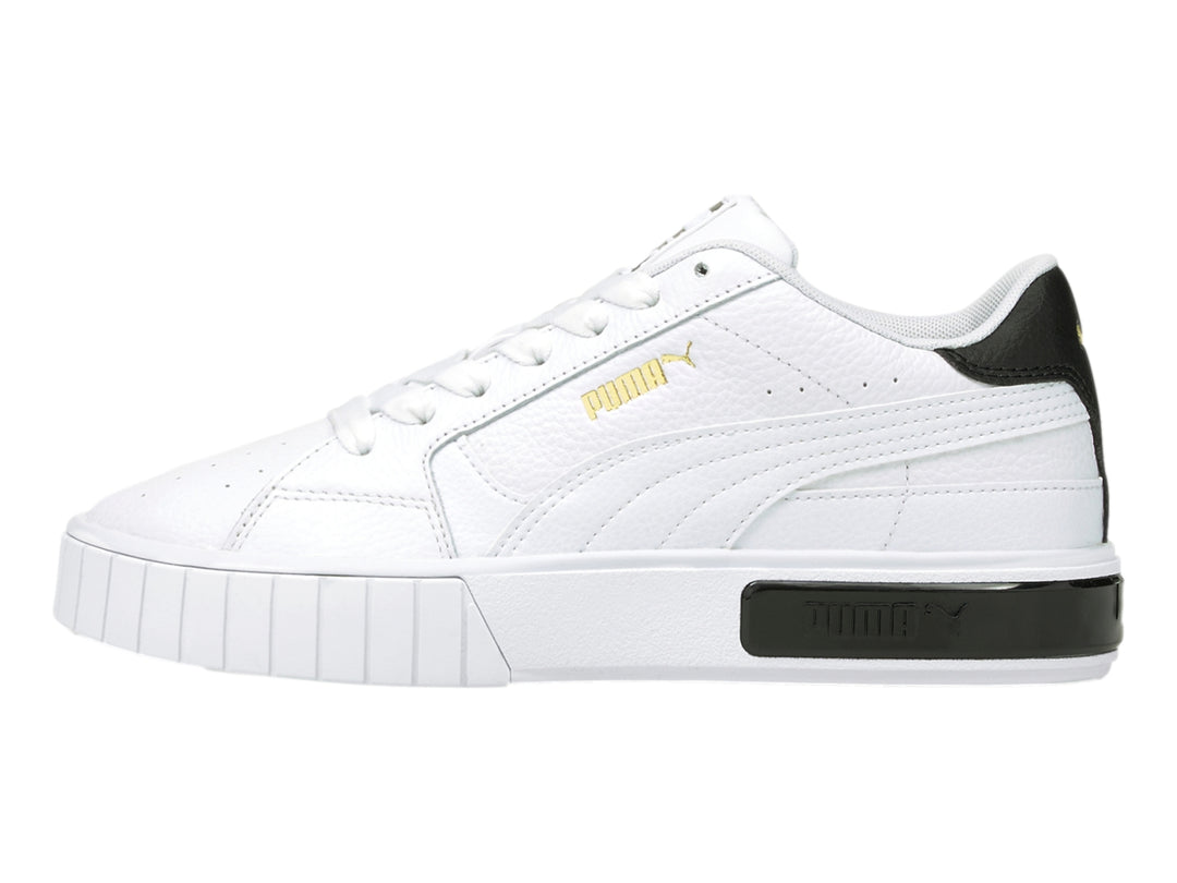 Tenis PUMA Cali Star color blanco con detalles negros en el talón y la suela.