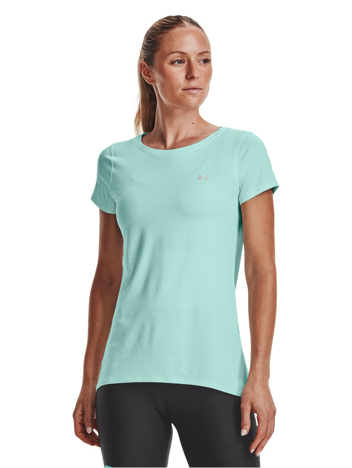 Mujer vistiendo una camiseta deportiva de manga corta color verde menta marca Under Armour.