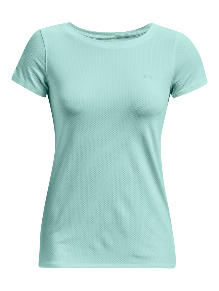 Mujer vistiendo una camiseta deportiva de manga corta color verde menta marca Under Armour.