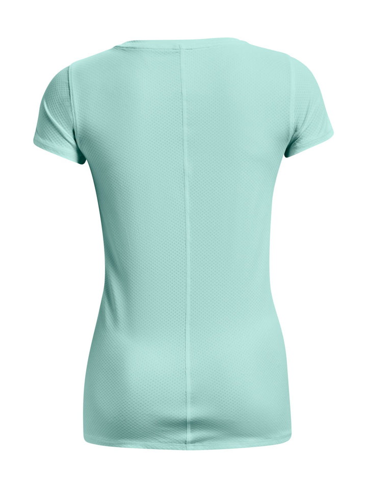 Mujer vistiendo una camiseta deportiva de manga corta color verde menta marca Under Armour.