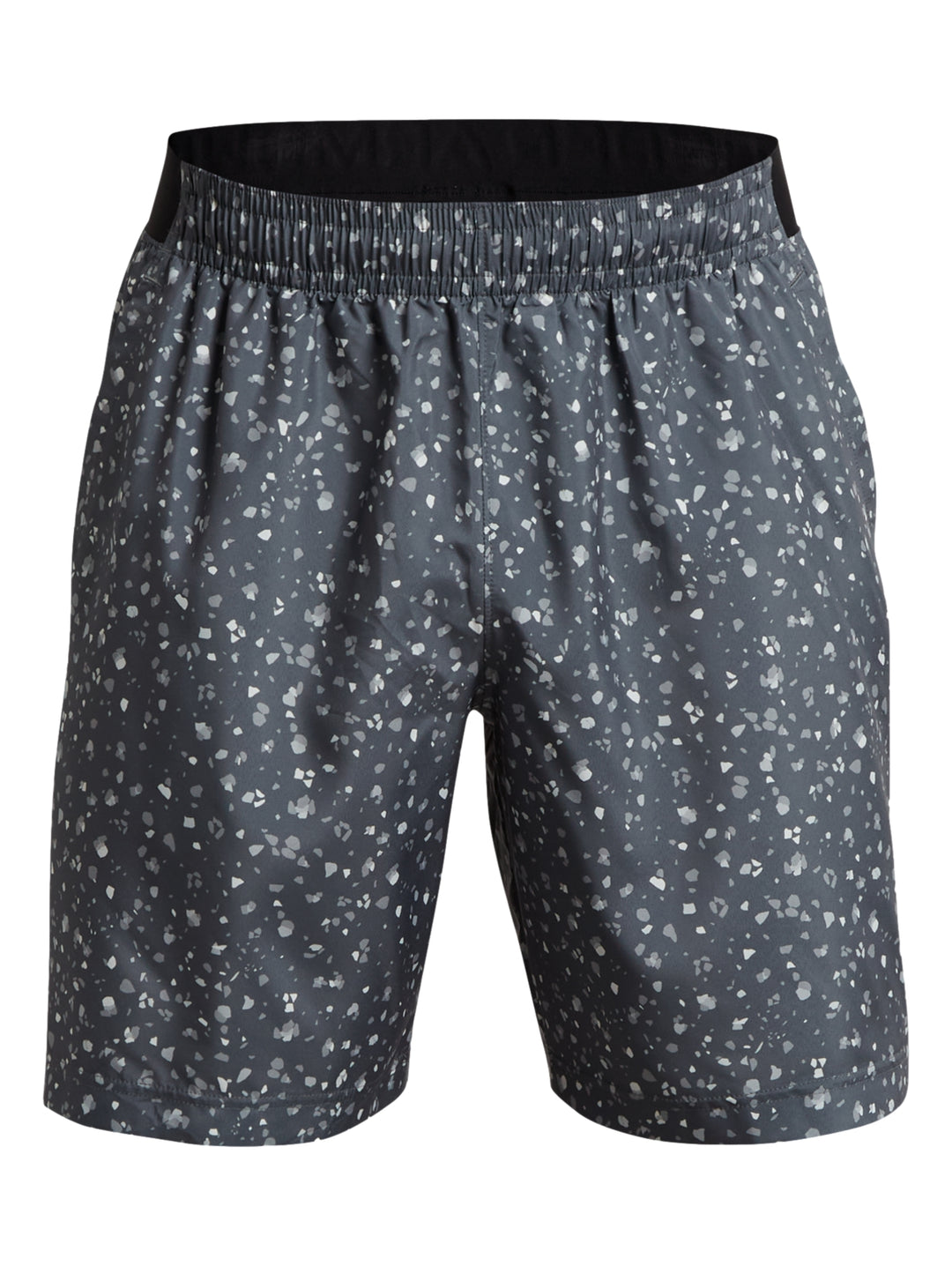 Hombre vistiendo shorts deportivos Under Armour color gris oscuro con estampado de puntos blancos.