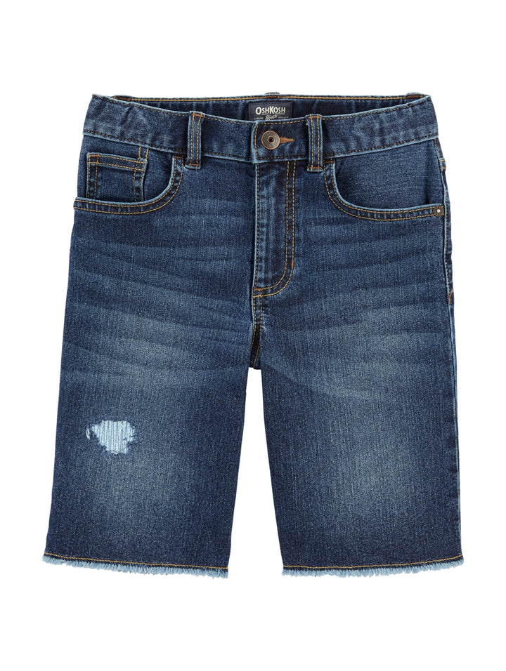 Bermuda de mezclilla azul para niño con efecto desgastado en la pierna y costuras en color naranja.