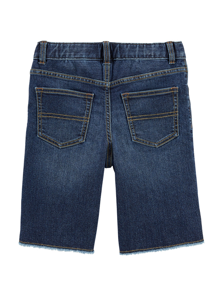 Bermuda de mezclilla azul para niño con efecto desgastado en la pierna y costuras en color naranja.