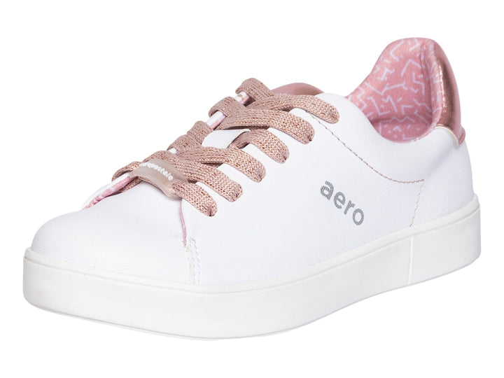 Tenis blancos para niño con agujetas y detalles en color rosa.