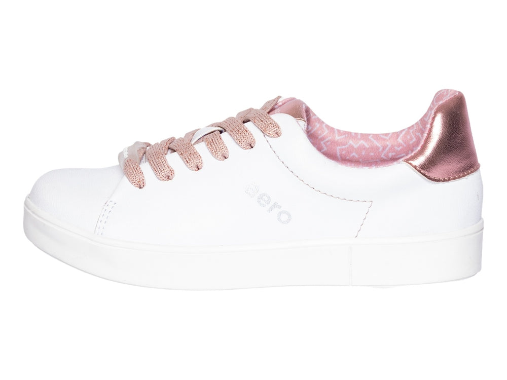 Tenis blancos para niño con agujetas y detalles en color rosa.