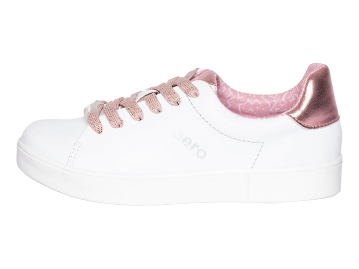 Tenis blancos para niño con agujetas y detalles en color rosa.