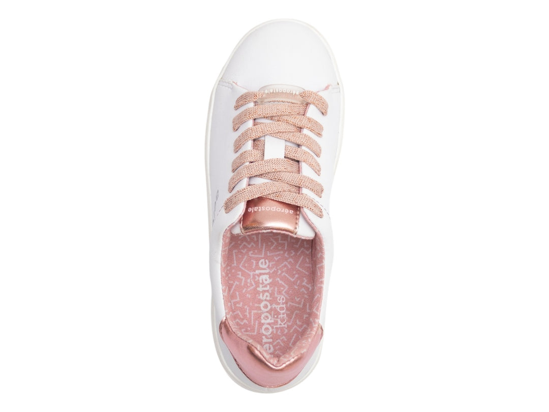 Tenis blancos para niño con agujetas y detalles en color rosa.