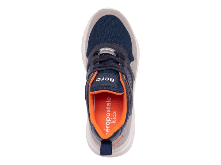 Tenis deportivos Aeropostale para niño en colores azul, gris y blanco con interior naranja.