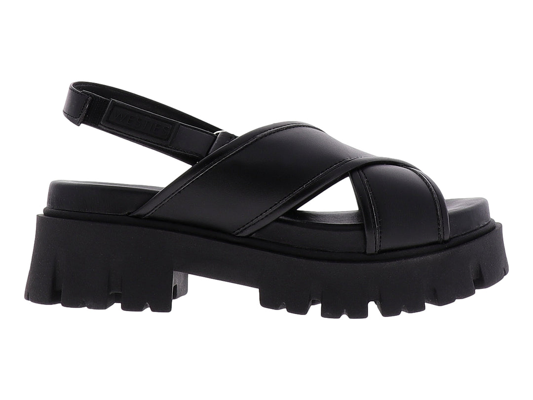 Sandalia negra de plataforma con correas cruzadas y suela gruesa dentada.