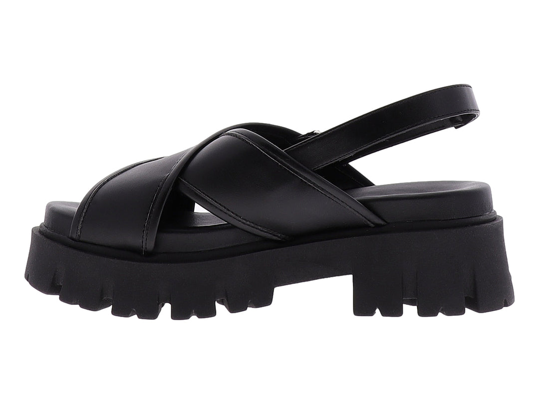Sandalia negra de plataforma con correas cruzadas y suela gruesa dentada.