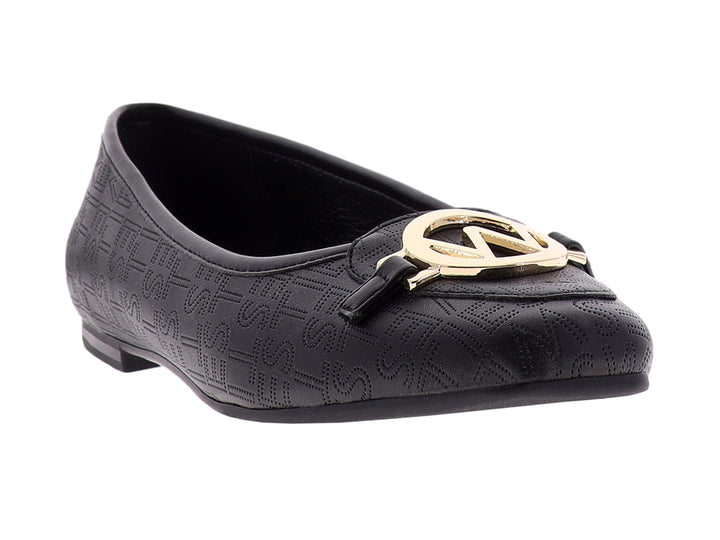 Zapato plano negro para mujer con textura grabada y herraje decorativo dorado en la parte superior.