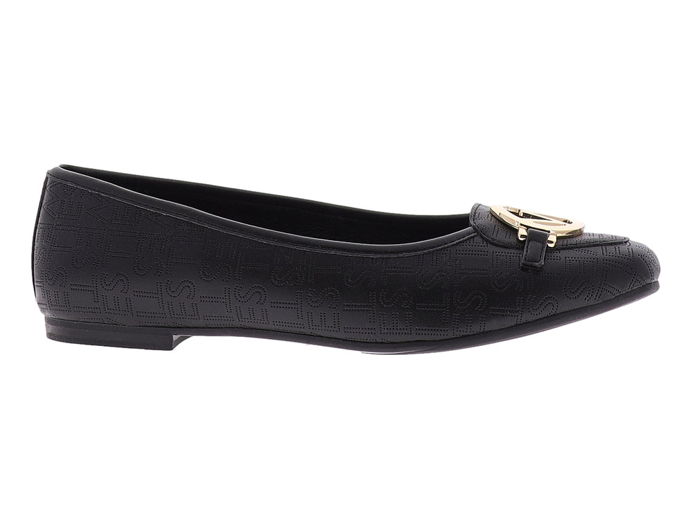 Zapato plano negro para mujer con textura grabada y herraje decorativo dorado en la parte superior.