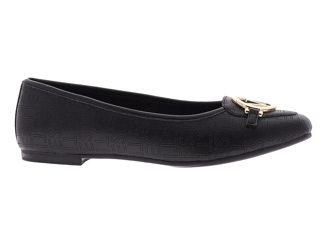 Zapato plano negro para mujer con textura grabada y herraje decorativo dorado en la parte superior.