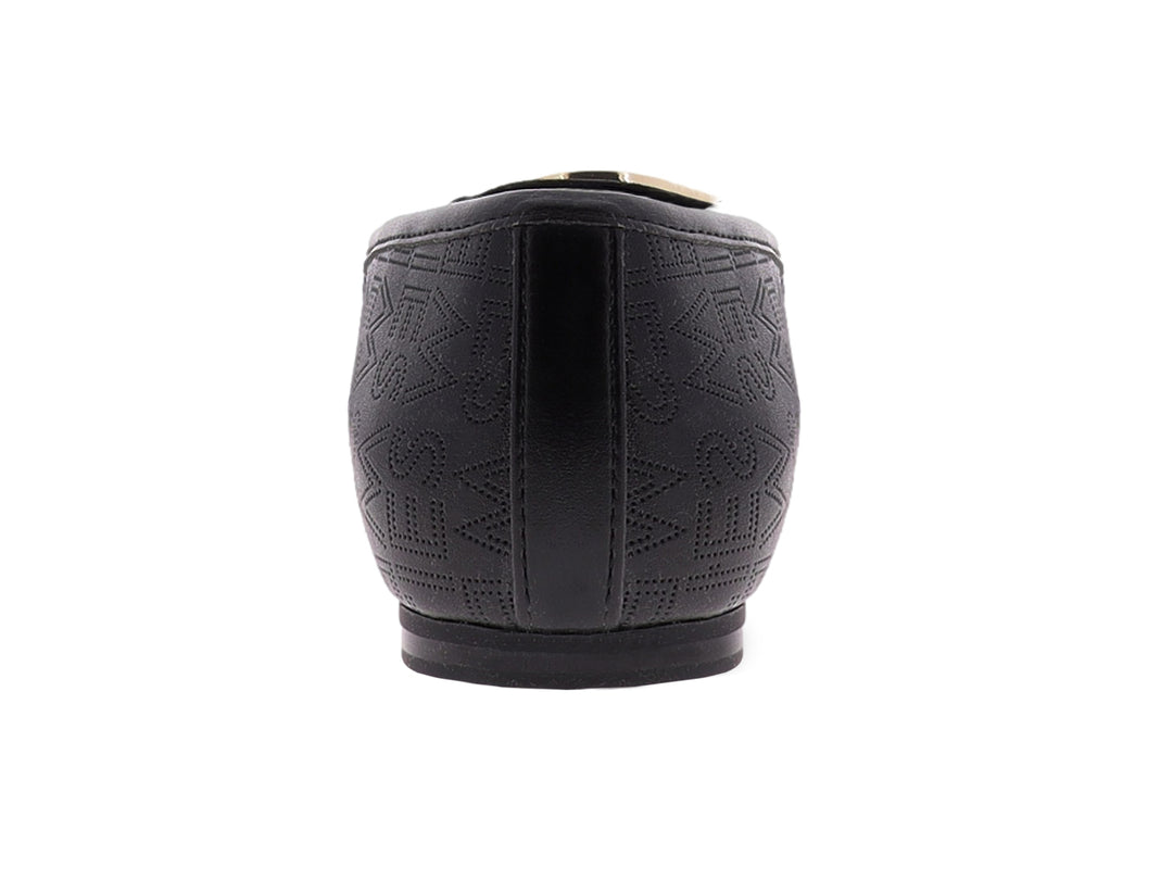Zapato plano negro para mujer con textura grabada y herraje decorativo dorado en la parte superior.