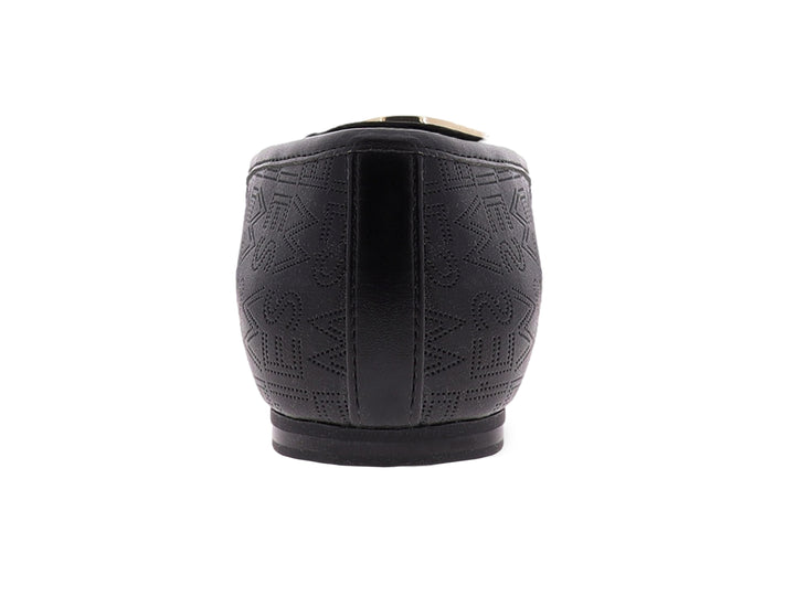 Zapato plano negro para mujer con textura grabada y herraje decorativo dorado en la parte superior.