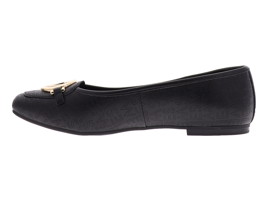 Zapato plano negro para mujer con textura grabada y herraje decorativo dorado en la parte superior.