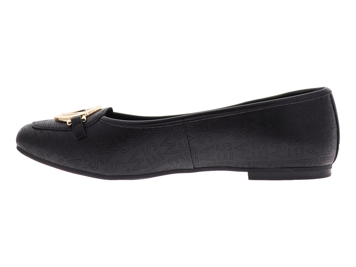 Zapato plano negro para mujer con textura grabada y herraje decorativo dorado en la parte superior.