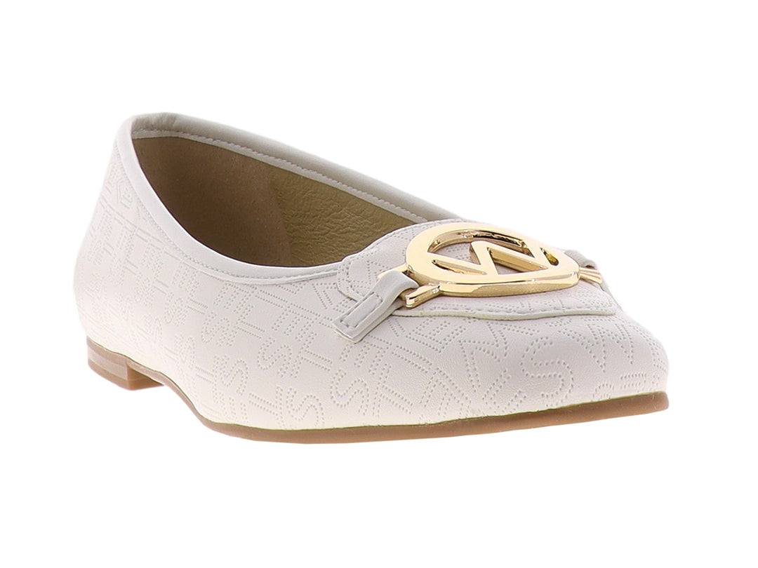 Zapatos planos color ivory para mujer con detalle metálico dorado en la parte superior y textura grabada.