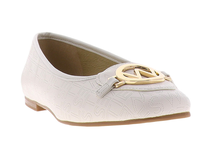 Zapatos planos color ivory para mujer con detalle metálico dorado en la parte superior y textura grabada.