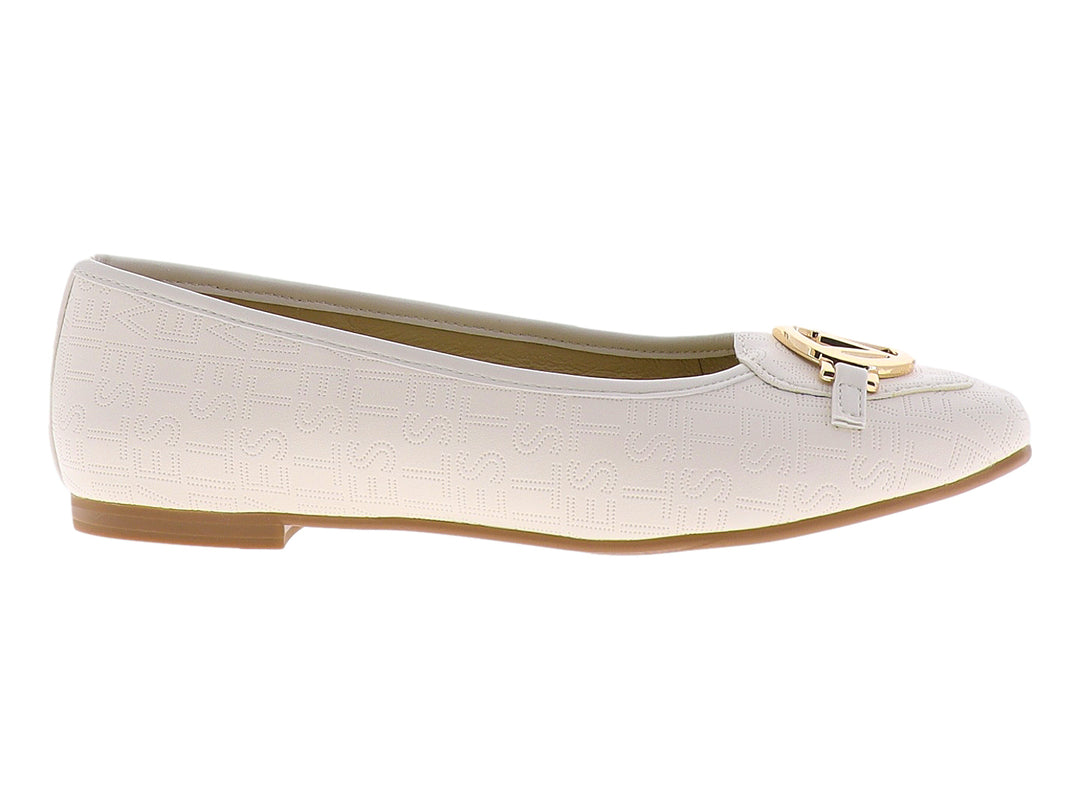 Zapatos planos color ivory para mujer con detalle metálico dorado en la parte superior y textura grabada.