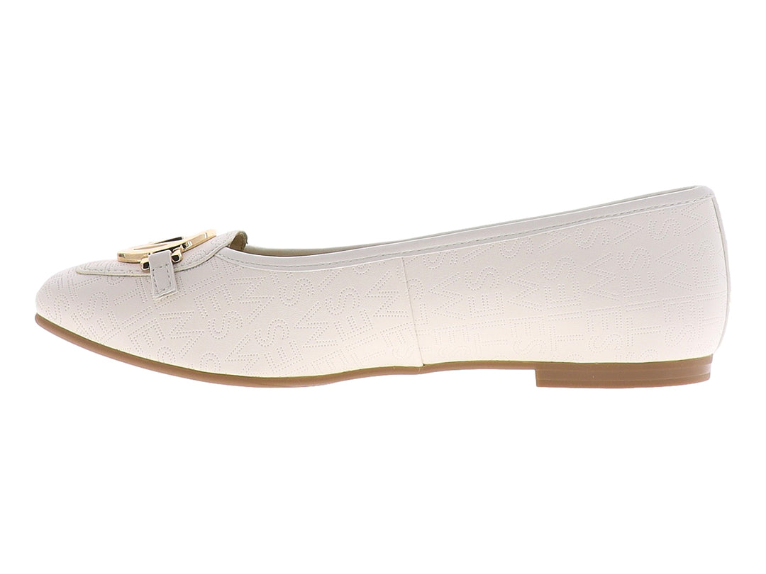 Zapatos planos color ivory para mujer con detalle metálico dorado en la parte superior y textura grabada.