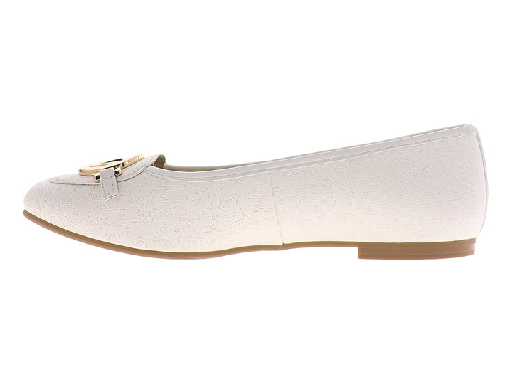Zapatos planos color ivory para mujer con detalle metálico dorado en la parte superior y textura grabada.