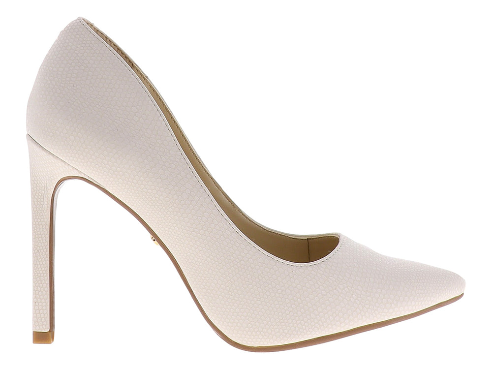Zapato de tacón alto color marfil con punta fina y acabado mate texturizado.