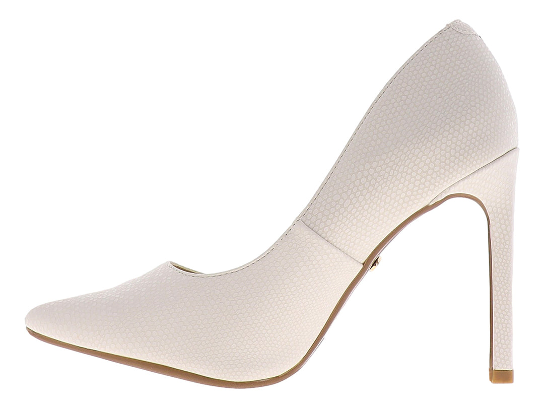 Zapato de tacón alto color marfil con punta fina y acabado mate texturizado.