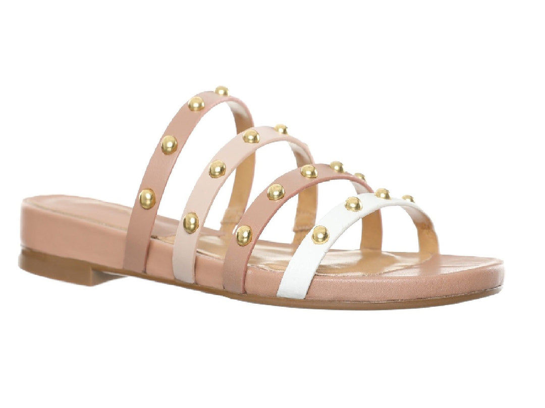 Sandalia plana de tiras en colores beige y blanco con detalles de estoperoles dorados.