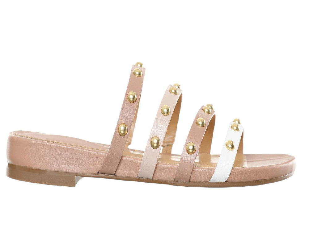 Sandalia plana de tiras en colores beige y blanco con detalles de estoperoles dorados.