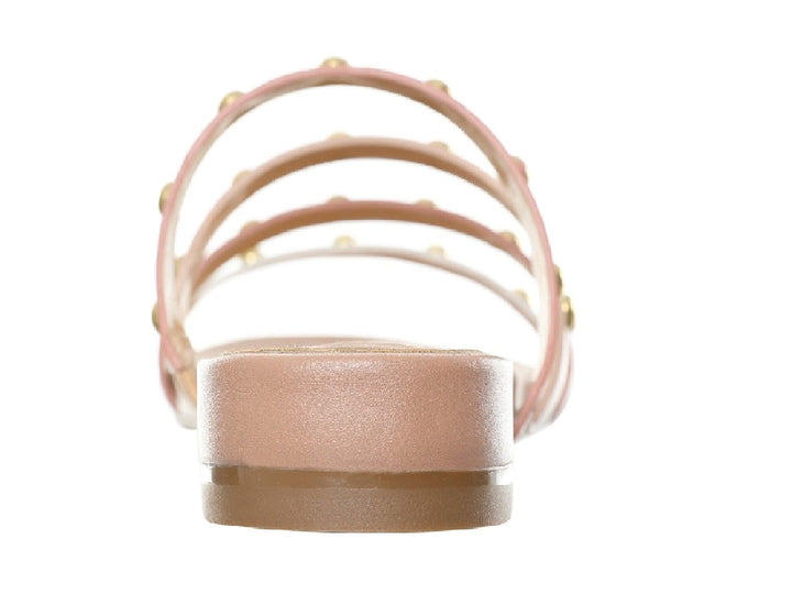 Sandalia plana de tiras en colores beige y blanco con detalles de estoperoles dorados.