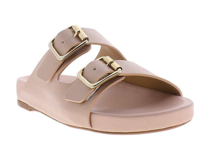 Sandalias casuales de piso color nude con dos correas y hebillas doradas.