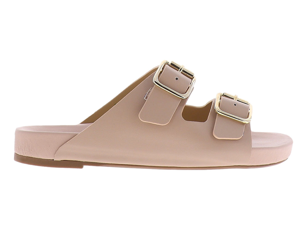 Sandalias casuales de piso color nude con dos correas y hebillas doradas.