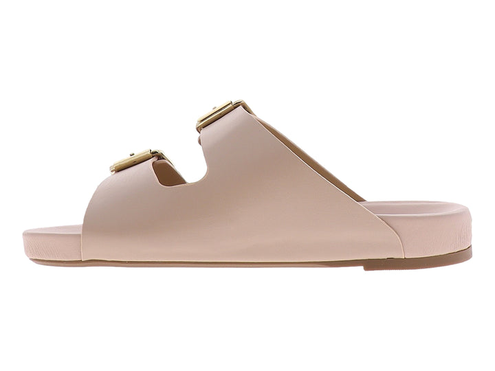 Sandalias casuales de piso color nude con dos correas y hebillas doradas.